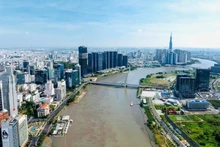 La zone urbaine d'Ho Chi Minh-Ville, située au long des deux côtés du fleuv Saigon, dans la ville de Thu Duc et le district 1, se développe de manière moderne, ouvrant de nouveaux espaces et une dynamique de croissance. Photo : www.qdnd.vn 