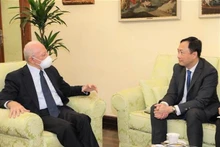 L'ambassadeur vietnamien en Italie Duong Hai Hung (droite) rencontre le président de la région de Campanie, Vincenzo de Luca. Photo : VNA