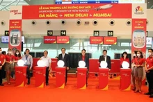 Cérémonie de lancement de nouvelles lignes aériennes directes reliant la ville centrale de Da Nang à Mumbai et à New Delhi (Inde). Photo: VNA