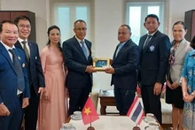 L'ambassadeur Phan Chi Thanh et le gouverneur de la province de Phuket, Narong Wun Siew, échangent des cadeaux de souvenir lors de leur rencontre. Photo: VNA