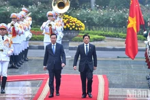 Le Président Vo Van Thuong et son homologue philippin Ferdinand Romualdez Marcos Jr. passent en revue la garde d'honneur de l'Armée populaire du Vietnam. Photo : Journal Nhân Dân.