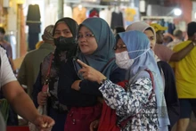 Des touristes portent le hijab traditionnel. Photo : laodong.vn