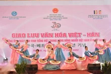 Les costumes traditionnels vietnamiens et coréens sont présentés lors du programme d'échange culturel. Photo: VNA