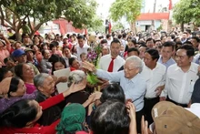 Le secrétaire général Nguyên Phu Trong et des habitants de la commune de Vinh Quang, district de Vinh Bao, ville de Hai Phong, à l'occasion de la Fête de la grande union nationale, le 15 novembre 2017. Photo : VNA.