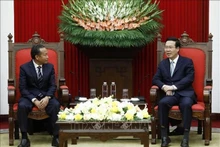 Vo Van Thuong (à droite), membre du Bureau politique, permanent du Secrétariat du Parti, et Phouvong Ounkhamxeng, membre du Comité central du Parti populaire révolutionnaire du Laos (PPRL), directeur de l'Académie nationale de politique et d'administration du Laos. Photo : VNA.