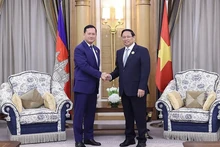 Le Premier ministre vietnamien, Pham Minh Chinh, a une rencontre avec son homologue cambodgien, Hun Manet, le 20 octobre 2023, en Arabie saoudite. Photo : VNA.