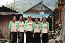 Le costume traditionnel unique des femmes de l'ethnie Mảng