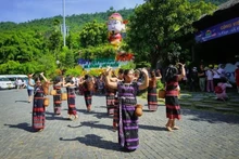 La danse Tung tung da da est interprétée par les Cơ Tu pour les touristes de la zone touristique de la montagne Than Tai. Photo : toquoc.vn