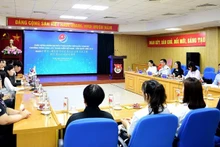 Nguyên Thi Ngà, secrétaire générale et présidente du Bureau du Comité national de la jeunesse du Vietnam, reçoit la délégation sud-coréenne. Photo : thoidai.com.vn