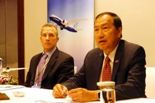 Michael Nguyen, directeur national de Boeing Vietnam (à droite). Photo : thoidai.com.vn