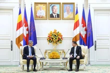 L'ambassadeur Nguyen Minh Vu commence son mandat par la rencontre de dirigeants cambodgiens à Phnom Penh. Photo : VNA. 