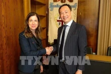 L'ambassadeur du Vietnam en Italie, Duong Hai Hung, et la présidente de la région, Alessandra Todde. Photo : VNA.