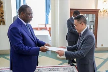 L'ambassadeur du Vietnam au Sénégal résidant en Algérie Tran Quoc Khanh (droite) présente au président sénégalais Macky Sall ses lettres de créances. Photo : VNA