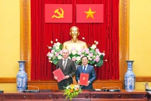 Le vice-ministre Nguyen Van Long et le vice-ministre Gennady Kazakevich ont signé le « Plan de coopération dans la prévention et la lutte contre la criminalité transnationale pour la période 2024-2025 ». Photo : CAND.
