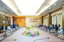 Les dirigeants de Quang Tri travaille avec la délégation de VFP. Photo : thoidai.vn