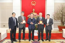 Le responsable de Quang Ninh, Cao Tuong Huy et des investisseurs japonais. Photo : baodautu.