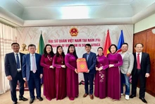 Mme Nguyen Lan Huong, présidente du Comité du Front de la Patrie du Vietnam de la ville de Hanoï, a exprimé ses sincères remerciements à l’ambassade du Vietnam en République d’Afrique du Sud pour sa collaboration étroite avec la ville de Hanoï. 