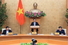 Le Premier ministre Pham Minh Chinh (debout) lors de la réunion. Photo : VNA.