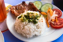 Le riz brisé du Vietnam se classe troisième parmi les 100 plats de riz les mieux notés au monde. Photo : TasteAtlas.