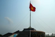 Le drapeau national placé sur la tour Hien Luong, au 17e parallèle. Photo : Thanh Dat.