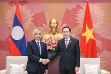 Le vice-président permanent de l'AN, Trân Thanh Mân (droite) et son homologue lao Sommad Pholsena, qui est également président du Comité lao pour la paix et la solidarité. Photo : VNA.