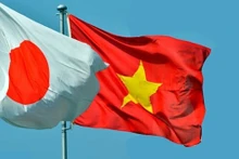 Les drapeaux nationaux du Vietnam et du Japon. Photo : dangcongsan.vn
