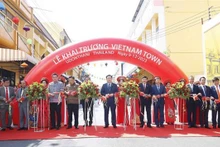 Le Président de l'Assemblée nationale, Vuong Dinh Huê, coupe le 9 décembre la bande inaugurale de la rue vietnamienne ''Vietnam Town''. Photo : VNA.