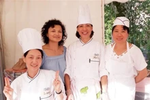 La présidente de l’organisation caritative Aide au Vietnam, Doàn Nhât Minh (2e, à partir de la droite). Photo : VNA.