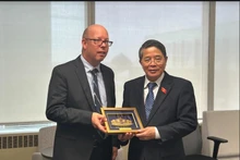 Le vice-président de l'AN Nguyen Duc Hai remet un cadeau au sous-vérificateur général du Canada. Photo: VNA
