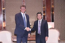 Le vice-président du Conseil populaire de Hô Chi Minh-Ville, Nguyên Van Dung (à droite) et le membre du conseil d’administration de Siemens AG et PDG de Smart Infrastructure, Matthias Rebellius. Photo : VNA.