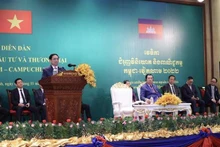 Le Premier ministre vietnamien Pham Minh Chinh prend la parole au forum de promotion du commerce et des investissements Vietnam-Cambodge. Photo : VNA
