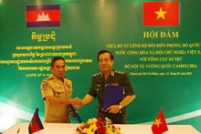Le général de division Lê Duc Thai, commandant de la Garde-frontière (droite), et le général d’armée Kirth Chantharith, directeur général du Département général de l'immigration. Photo: VNA