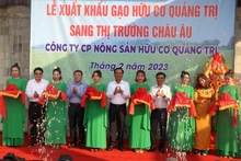 Cérémonie marquant l’exportation de son premier lot de bio de Quang Tri vers l’Europe. Photo : dantocmiennui.vn
