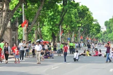 Une rue piétonne autour du lac Hoàn Kiêm. Photo : QDND