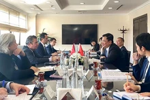 Le vice-ministre vietnamien des AE, Pham Quang Hiêu, et son homologue turc coprésident la 4e consultation politique au niveau des vice-ministres des AE des deux pays. Photo : baoquocte. 
