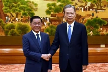 Zhao Leji, membre du Bureau Politique, président du Comité permanent de l’Assemblée populaire nationale et Trân Câm Tu (à gauche), membre du Bureau Politique, secrétaire du Comité central du Parti, président de la Commission centrale du contrôle du Parti communiste du Vietnam. Photo : VNA.