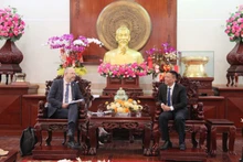 Le vice-président du Comité populaire municipal, Nguyên Thuc Hiên, et l’ambassadeur de Suisse au Vietnam, Thomas Gass. Photo : thoidai.com.vn