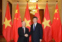 Le Secrétaire général du Comité central du PCV, Nguyên Phu Trong (à gauche), et le Secrétaire général du Comité central du PCC et Président chinois, Xi Jinping. Photo : VNA.