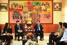Le président du Comité populaire de Kon Tum, Lê Ngoc Tuân, reçoit le consul général du Japon à Dà Nang, Yakabe Yoshinori. Photo : thoidai.com.vn
