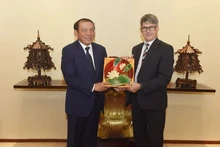 Le ministre de la Culture, des Sports et du Tourisme, Nguyên Van Hùng, et Brian McFeeters - vice-président principal et directeur général régional du Conseil des affaires États-Unis – ASEAN. Photo : NDEL