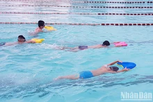 La province de Quang Tri ouvre des cours de natation gratuits pour les enfants locaux dans l’espoir de réduire les noyades. Photo : thoidai.com.vn
