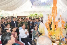 Des dirigeants du Parti et de l'État lors de la célébration de la fête lao Bunpimay à l'ambassade du Laos à Hanoï. Photo : VNA.