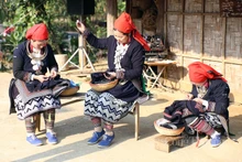 Les femmes Dao Tiền ont encore l’habitude de fabriquer elles-même des costumes traditionnels. 