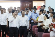 Le président Luong Cuong rencontre des électeurs des districts de Cu Chi et de Hoc Môn. Photo : VNA. 