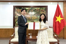 La directrice du Département de la coopération internationale, Nguyen Phuong Hoa, a remis l’autorisation de travail au directeur du Centre d’échange culturel japonais au Vietnam, Yoshioka Norihiko.