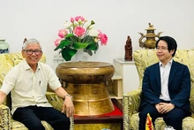L'ambassadeur du Vietnam au Brunei, Trân Anh Vu, (à droite) reçoit Trân Van Dung, directeur général de la Baseafood. Photo : baoquocte.vn
