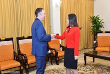 L’assistante du ministre vietnamien des Affaires étrangères, Nguyên Minh Hang, et Chris Helzer, vice- président chargé du commerce extérieur du groupe américain Nike. Photo : baoquocte.