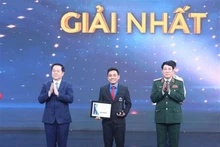 Remise du premier prix du concours d’étude de la mer et des îles du Vietnam 2022. Photo: VNA