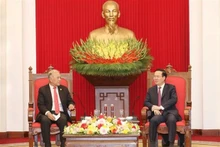 Vo Van Thuong, membre du Bureau Politique, Permanent du Secrétariat du Comité central du PCV (à droite) et le Secrétaire général du PT, Alberto Anaya Guitiérrez, le 30 novembre à Hanoï. Photo : VNA.