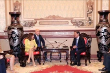 Le président du Comité populaire de Hô Chi Minh-Ville, Phan Van Mai (à droite), et la maire par intérim de la ville allemande Nargess Eskandari-Grünberg, à Hô Chi Minh-Ville, le 13 février. Photo : VNA.